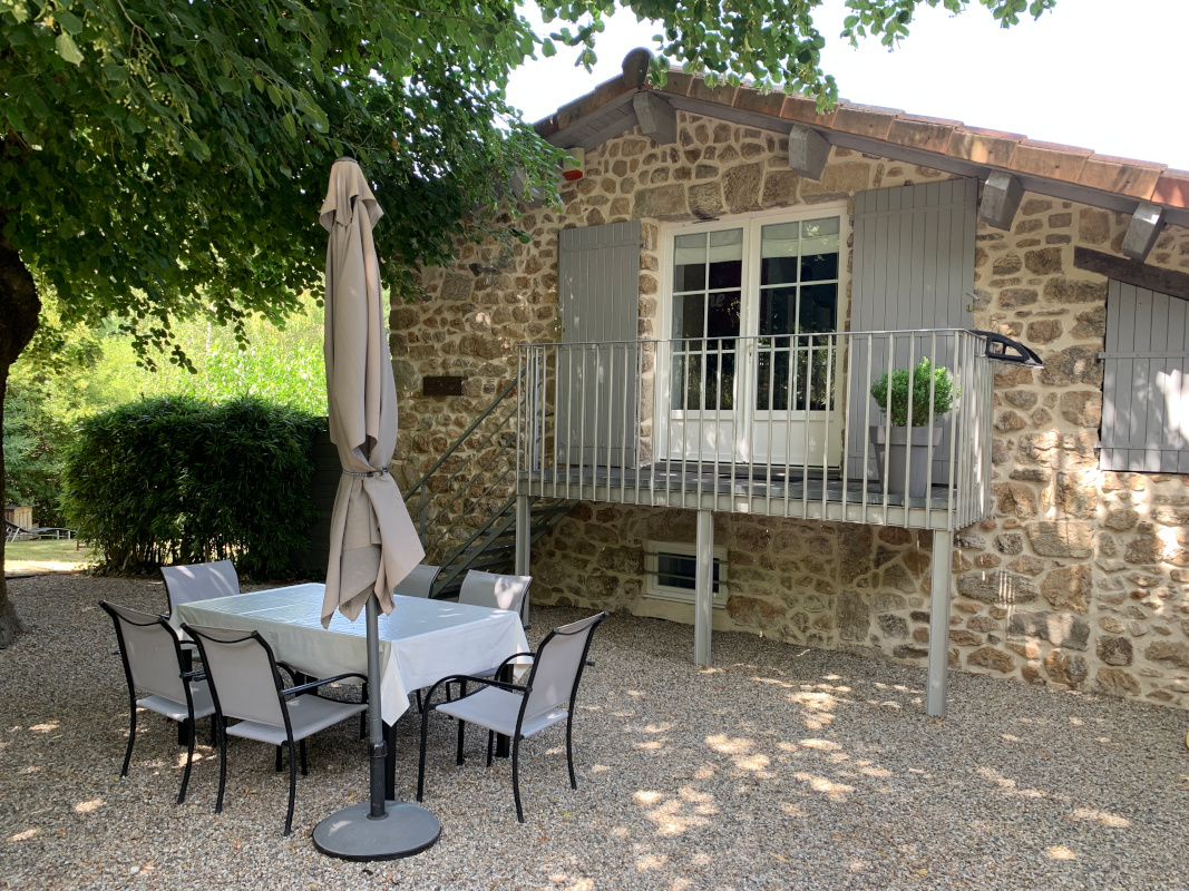 Terrasse ombragée sous le tilleul